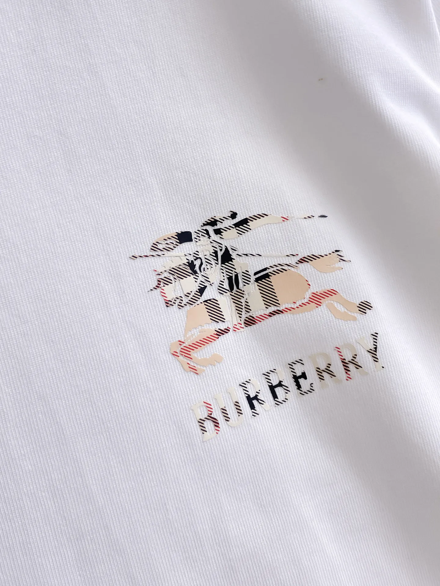 Burberry 2026ss Summer New Arrival released🐫Round neck short-sleeved T-shirt, pure cotton short-sleeved, comfortable and slim when worn, lazy and casual, combined with clean and simple colors, it is particularly eye-catching, suitable for daily wear~ We introduce sports items decorated with vibrant prints, fashionable and quality life! Size:M-3XL